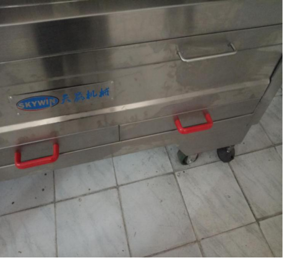 4 wheels at the bottom,convenient to move the machine